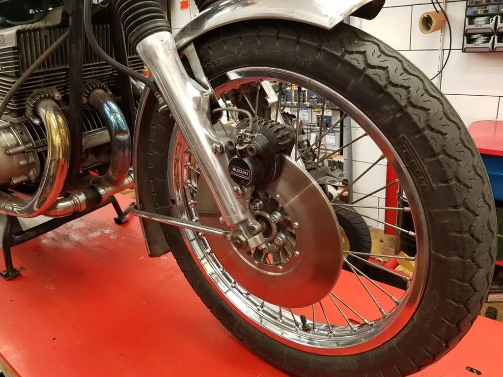 SUZUKI GT550 LA VALETTE DU VAR