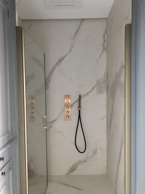 conception et réalisation d’une salle de  bain clé en main haut de gamme avec décor tapisserie , marbre et baignoire balnéothérapie 