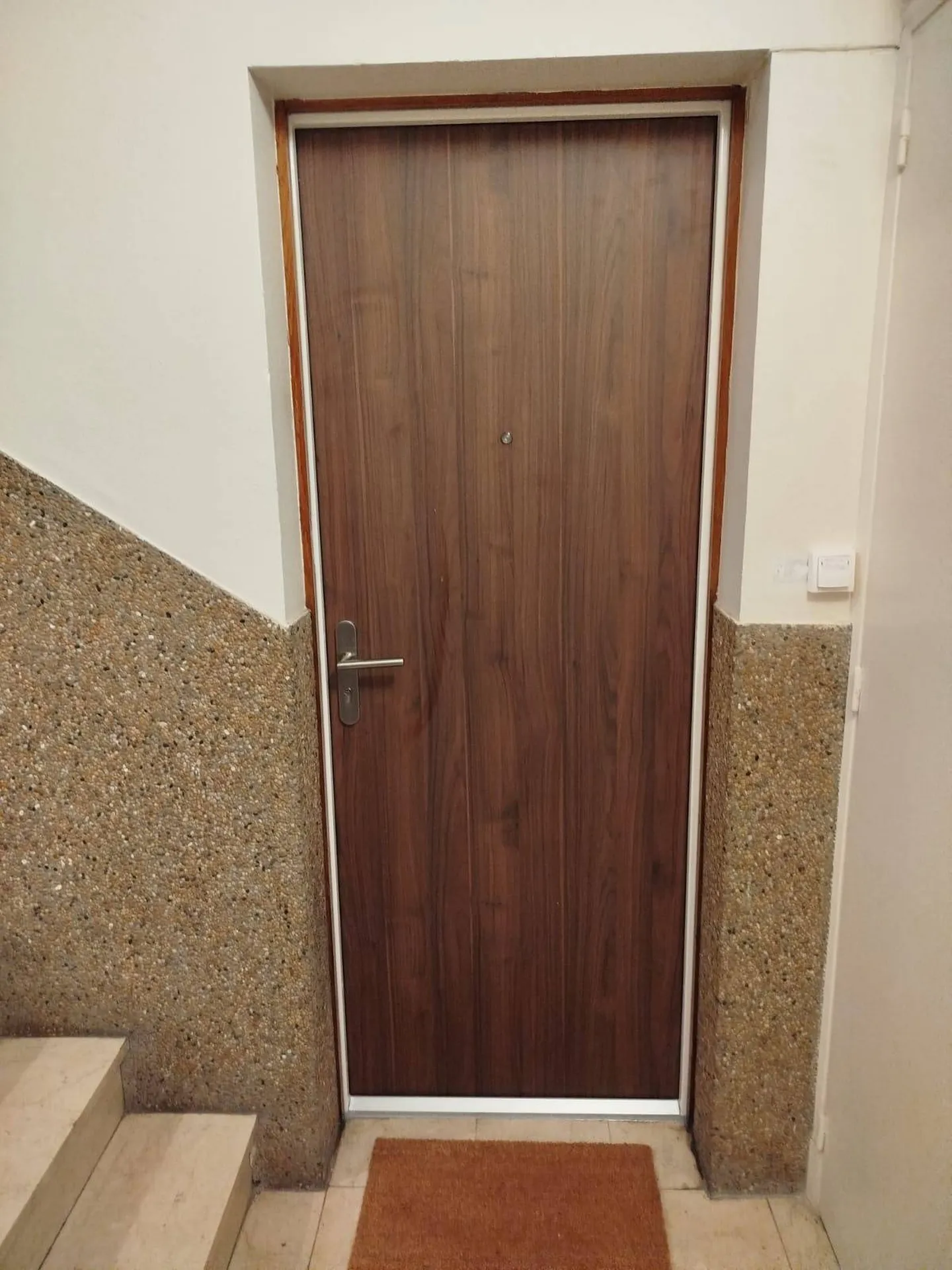 Fourniture et pose d'un bloc-porte réhabilitation palière coupe-feu et acoustique en rénovation à Toulouse - Réalisation par Eco Fenêtres 31140 - Large périmètre d'intervention Ramonville, Launaguet, Beauzelle - --