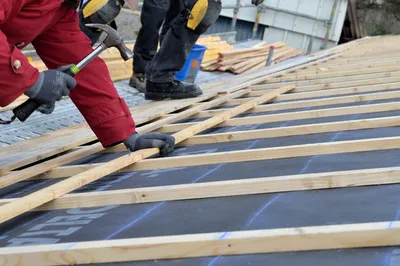 Réfection de charpente traditionnelle à Saint-Germain-en-Laye avec consolidation des pannes, traitement anti-termites et sécurisation de combles sous toiture en zinc
