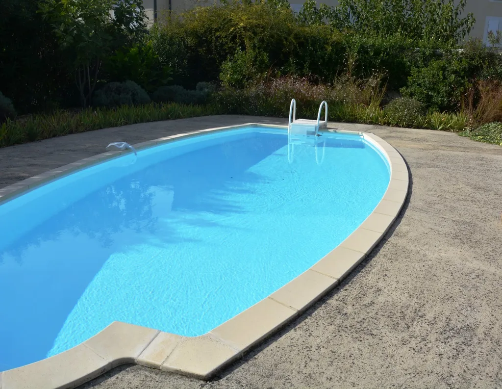 Comtat Vénaissin, maison bourgeoise avec jardin, bassin et piscine à vendre   