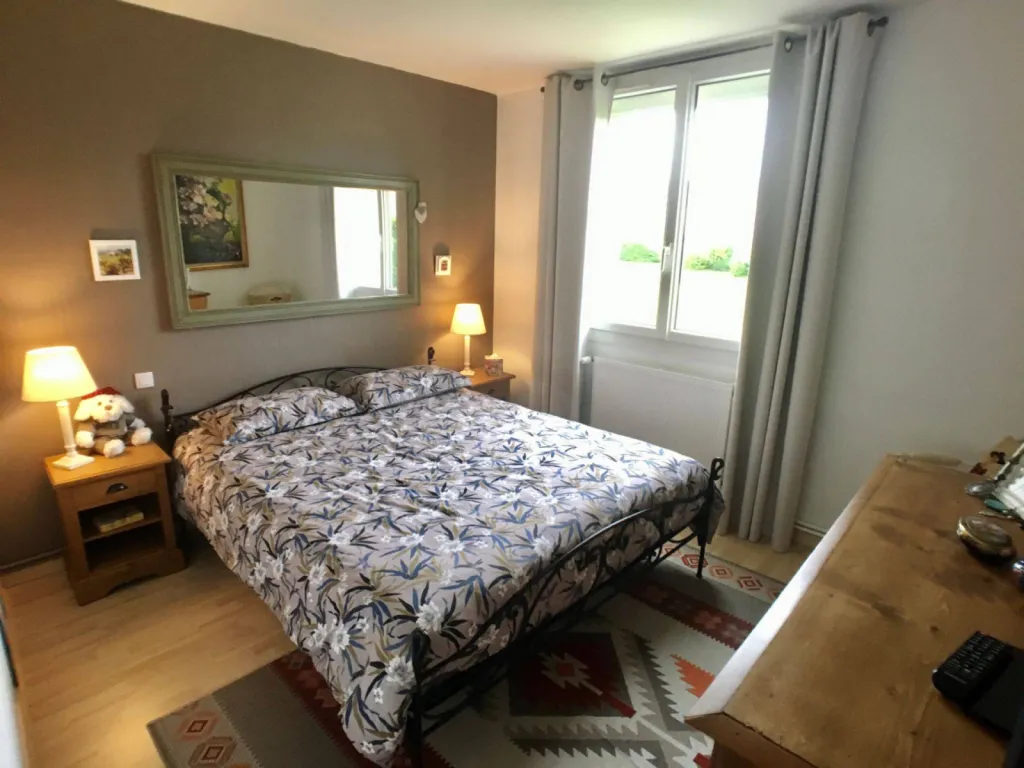 Grande chambre spacieuse et lumineuse