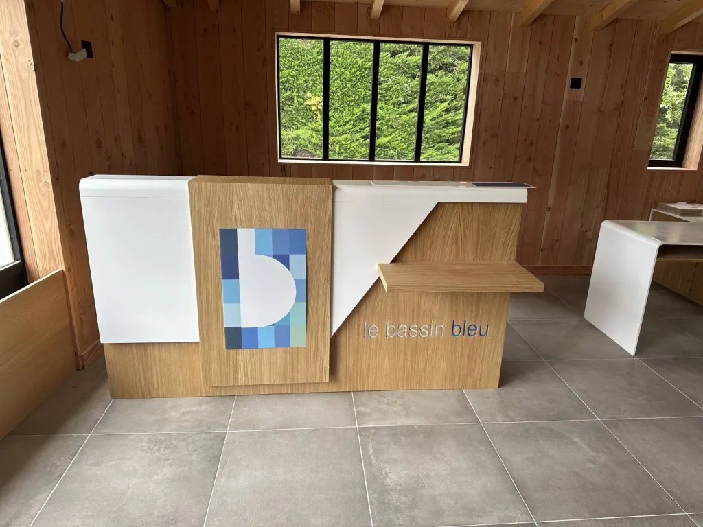 Banque d'accueil, bureau et toile rétro-éclairée dans un commerce à LEGE CAP FERRET (33)