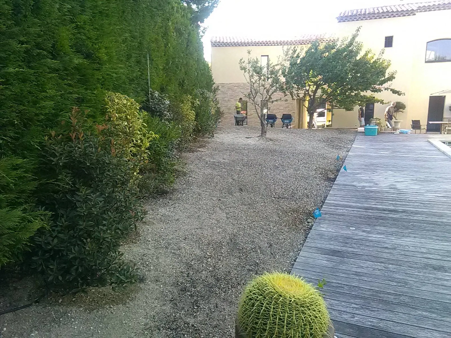 Paysagiste pour pose d arrosage intégrée programmable a Eguilles