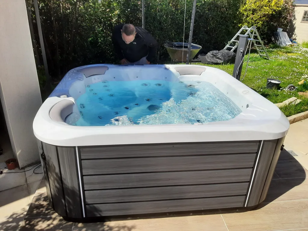 spa Jacuzzi S-550 en extérieur posé sur une terrasse carrelée