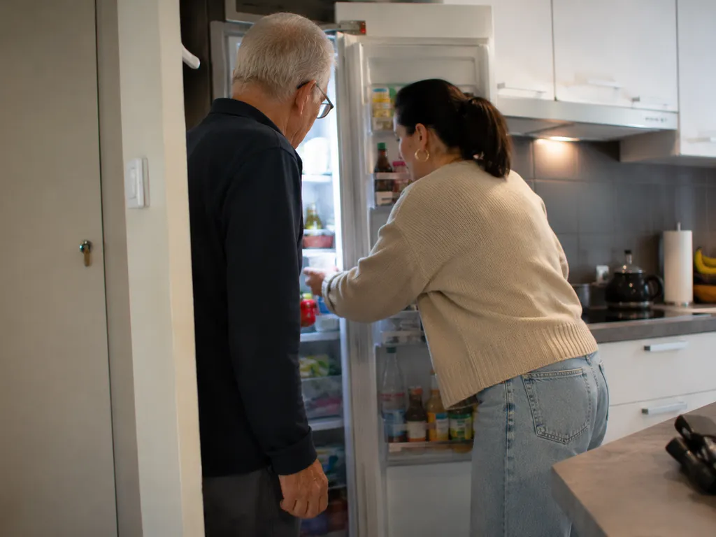 Auxiliaire de vie pour l'aide aux repas à Toulon avec une aide précieuse à la découpe et à la prise alimentaire en Provence-Alpes-Côte d'Azur