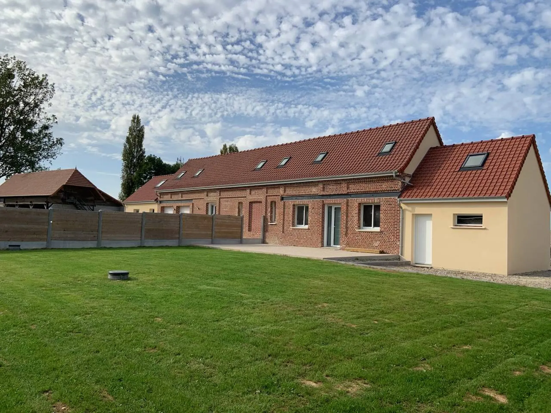 Ancienne écurie du XIXe siècle, rénovée, d’une superficie habitable de 153,67 m² sur son terrain de 1 157 m² clos, à proximité d'Offranville, Seine Maritime, 76.