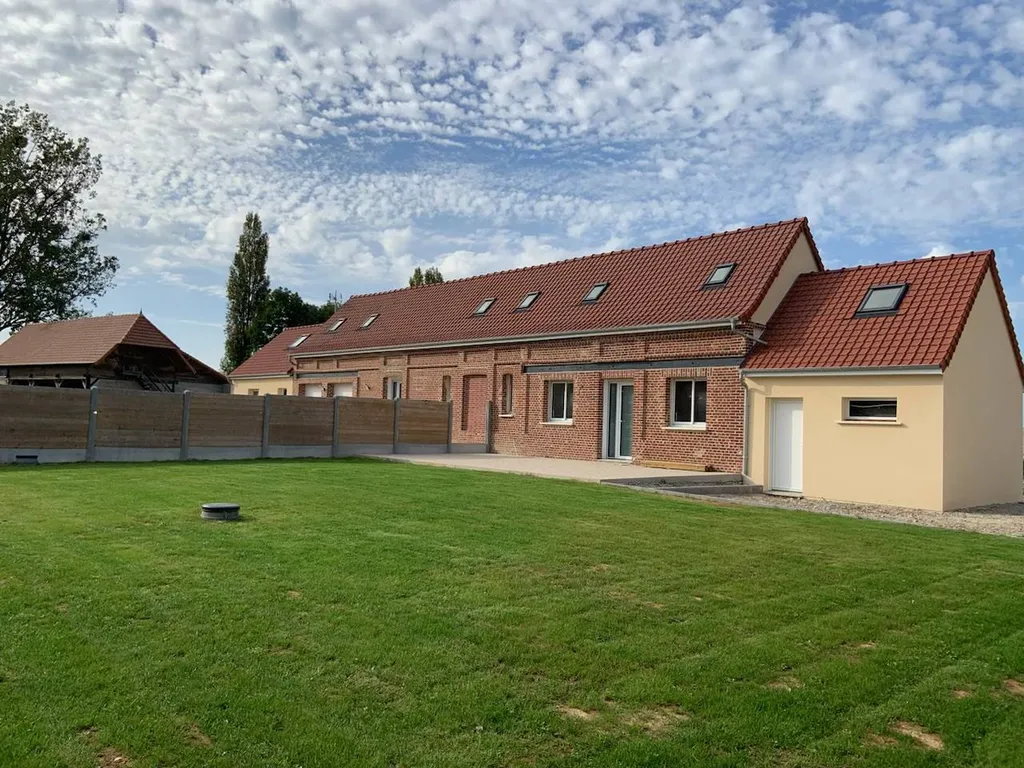 Ancienne écurie du XIXe siècle, rénovée, d’une superficie habitable de 153,67 m² sur son terrain de 1 157 m² clos, à proximité d'Offranville, Seine Maritime, 76.