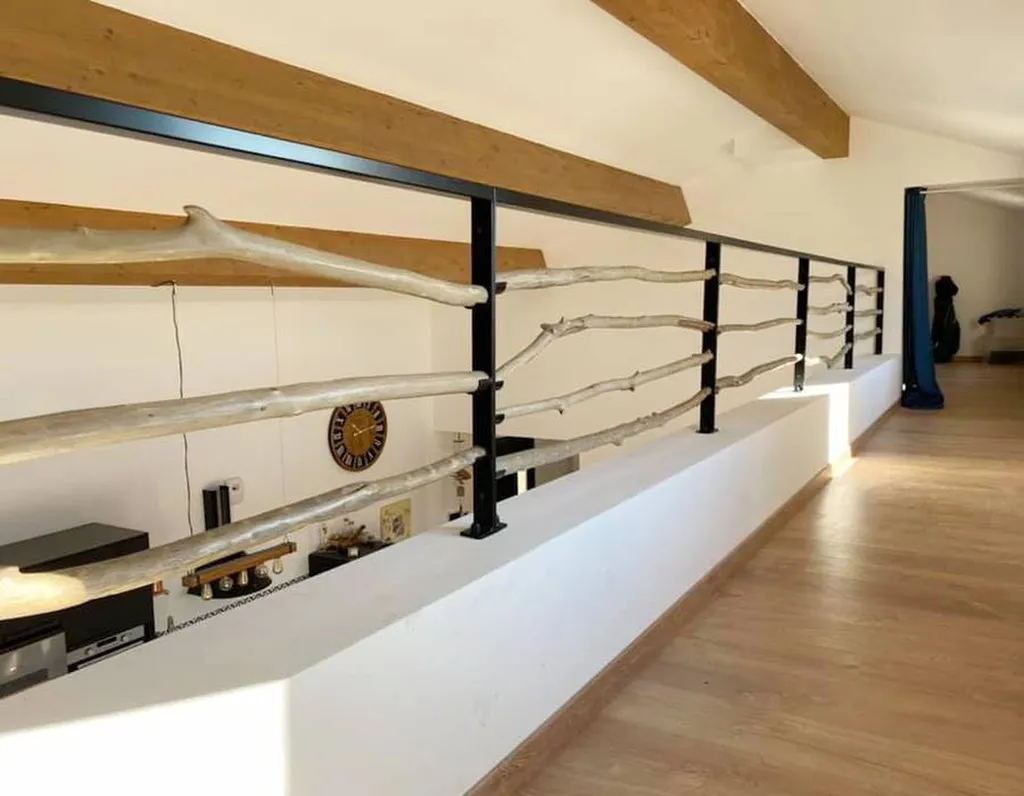 Garde-corps intérieur en fer forgé et bois flotté dans une villa à Carry Le Rouet Bouches du Rhône
