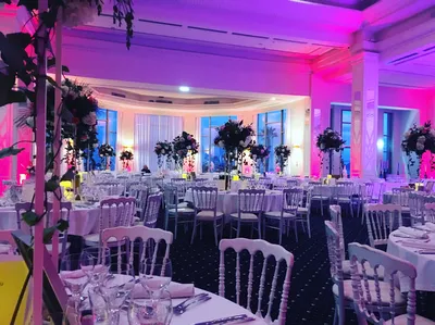 Une houppa colorée pour un mariage élégant et chic les pieds dans l'eau dans un hôtel à Cannes