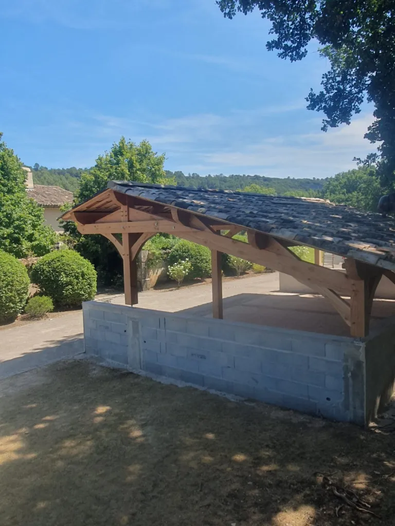 Trouver un professionnel pour installer un carport en bois sur mesure à Aix en Provence