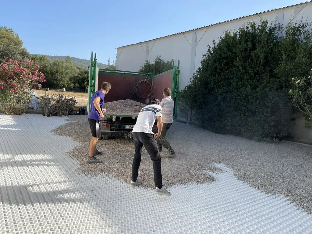 Création d’une allée stabilisée avec plaques Nidagravel et graviers décoratifs pour un aménagement paysager durable