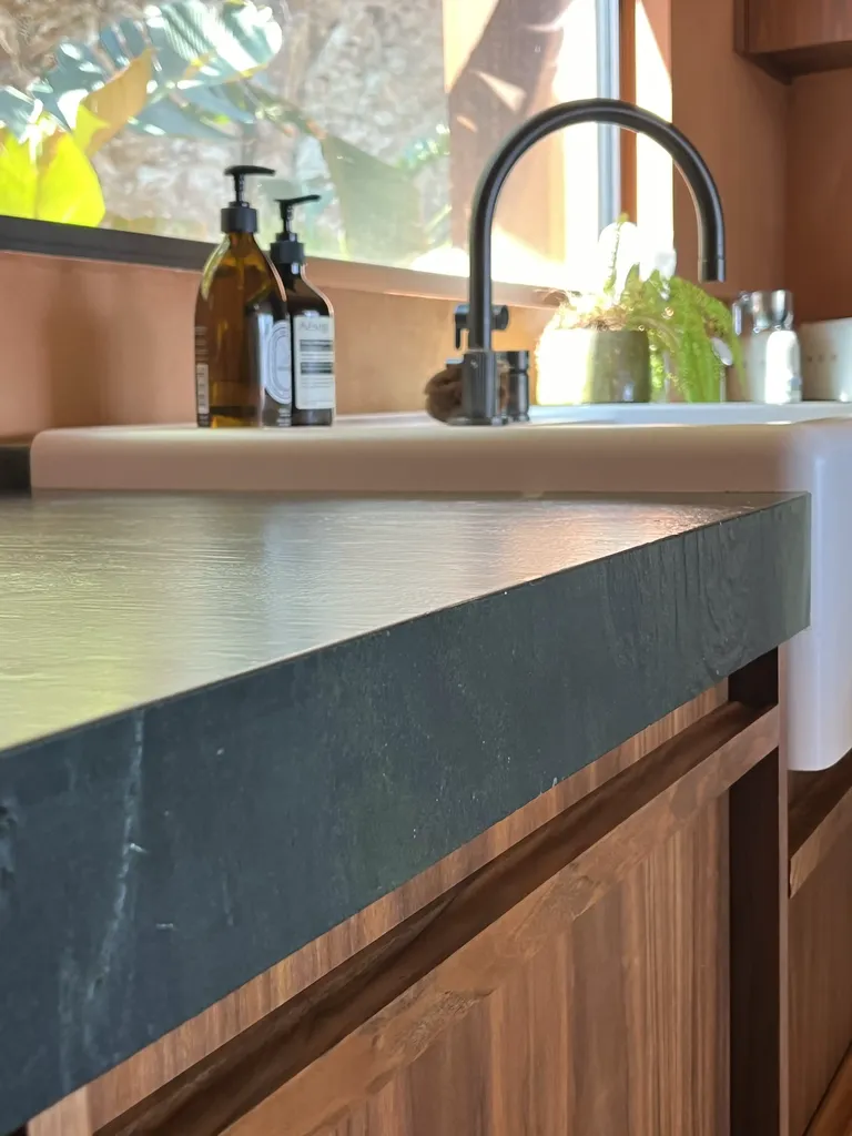 Stone Concept plan de travail quartzite decoupe precision Saint Tropez