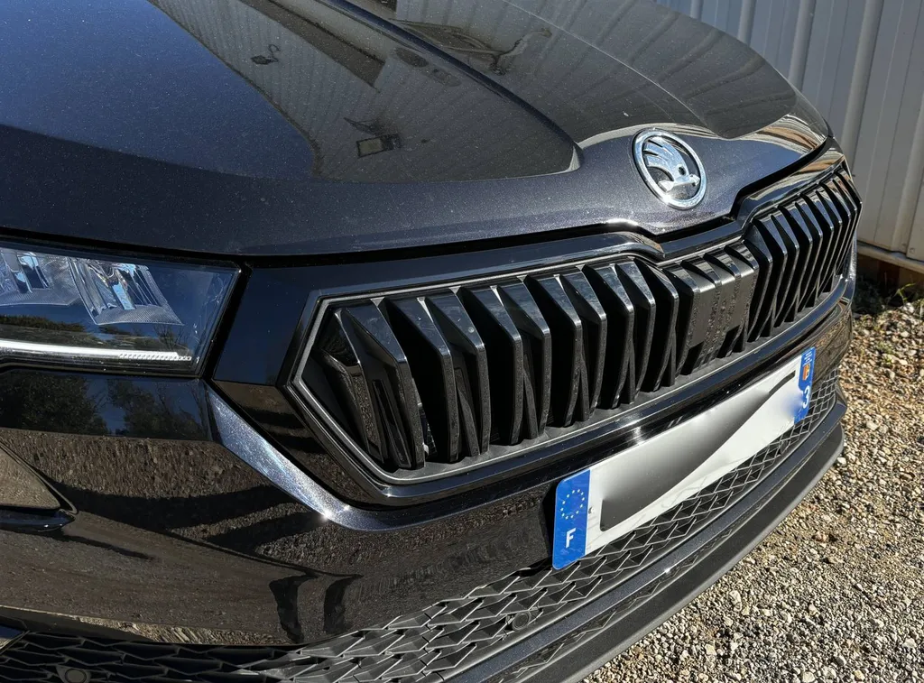 Calandre après déchromage sur un skoda karoq dans le var 