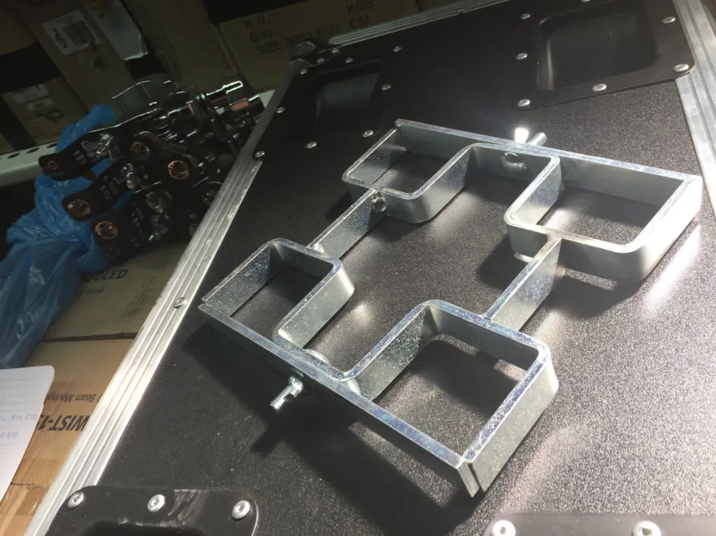 FIXATION / SECURITE POUR 4 PIEDS PODIUMS