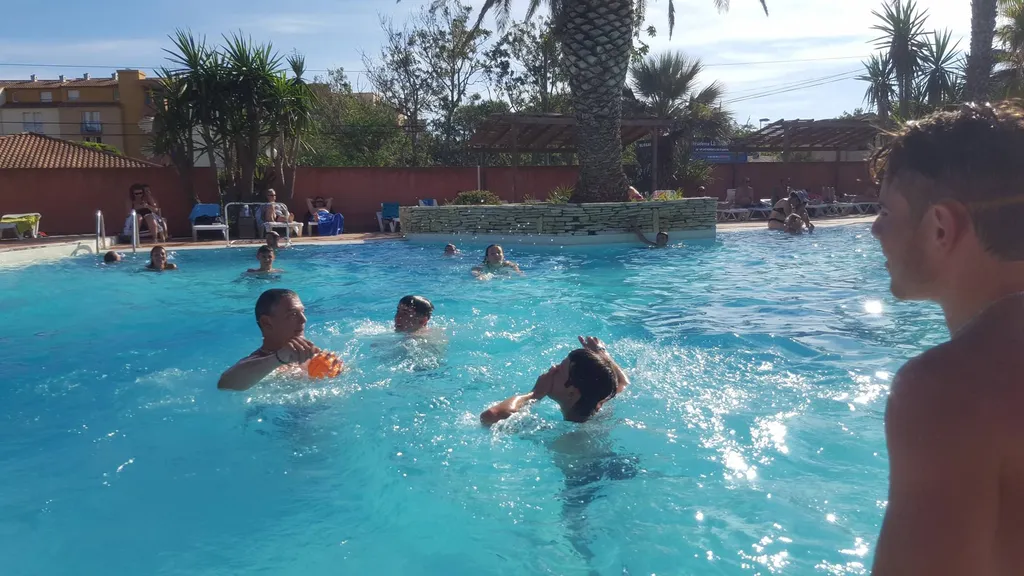 animation water polo dans piscine chauffée bord de mer à Vias plage en camping