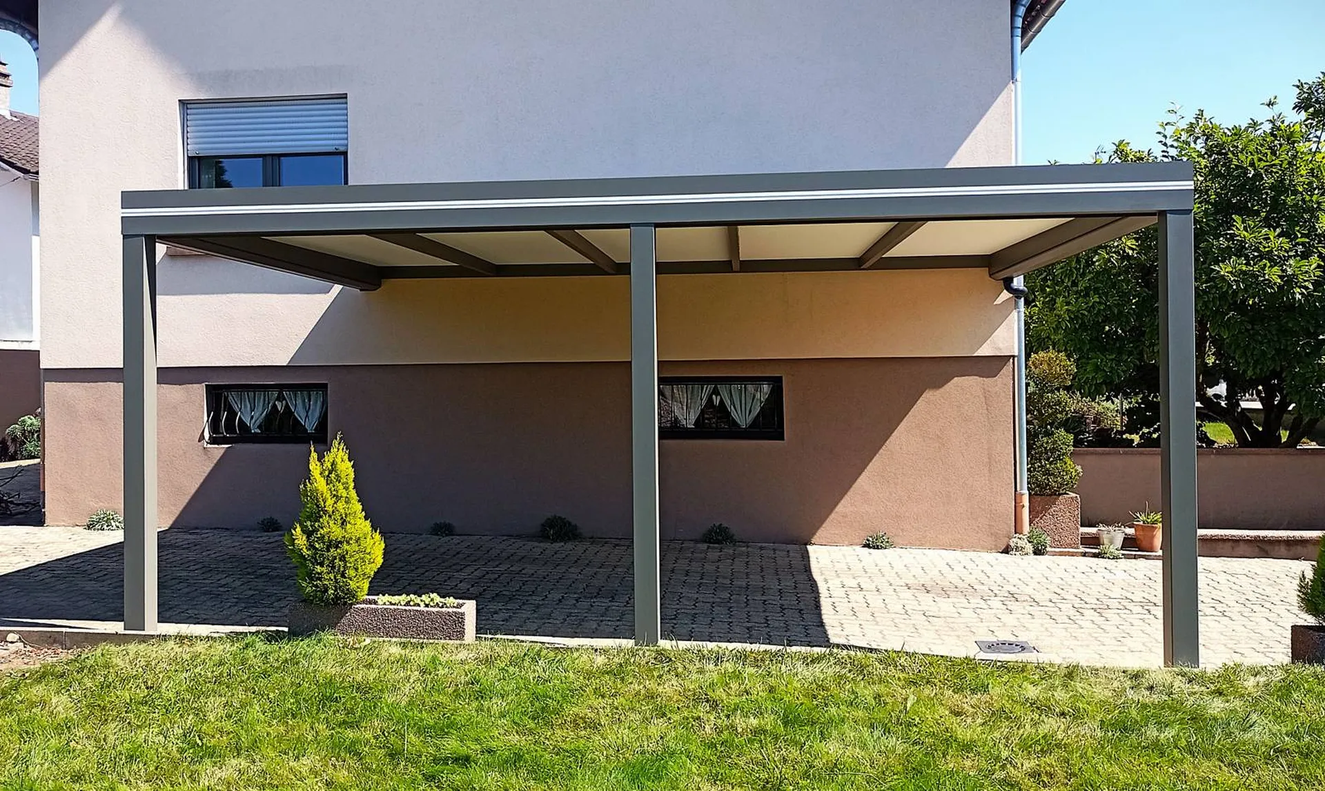 Carport avec panneau pleins
