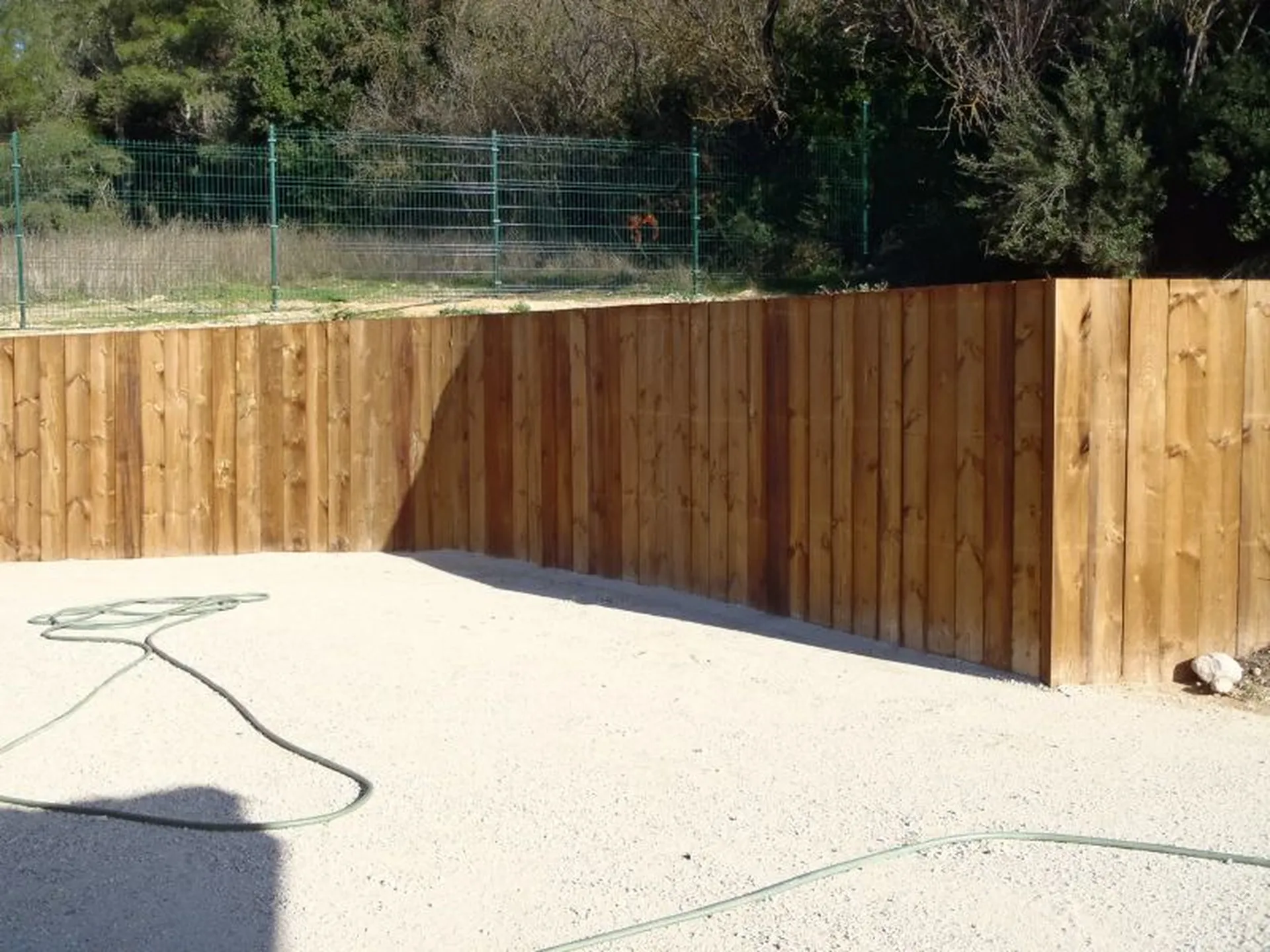 Illustration d'un mur de soutènement réalisé avec des traverses bois à Cabriès