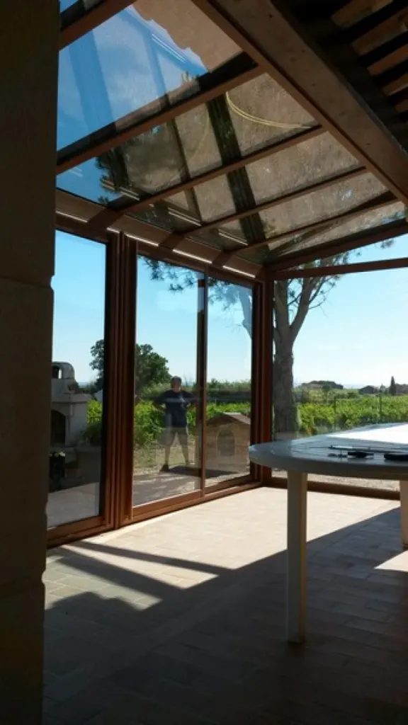 Intérieur vérandas alu imitation bois toiture vitrée Cairanne