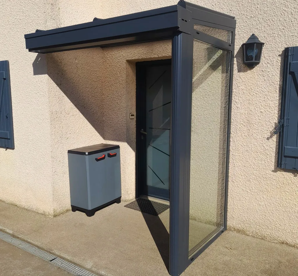 Conception et installation d'un sas d'entrée extérieur ou petite véranda semi-ouverte sur-mesure en aluminium gris 7016 à Vorey-sur-Arzon près de Saint-Paulien en Haute-Loire (43)