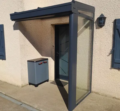Conception et installation d'un sas d'entrée extérieur ou petite véranda semi-ouverte sur-mesure en aluminium gris 7016 à Vorey-sur-Arzon près de Saint-Paulien en Haute-Loire (43)