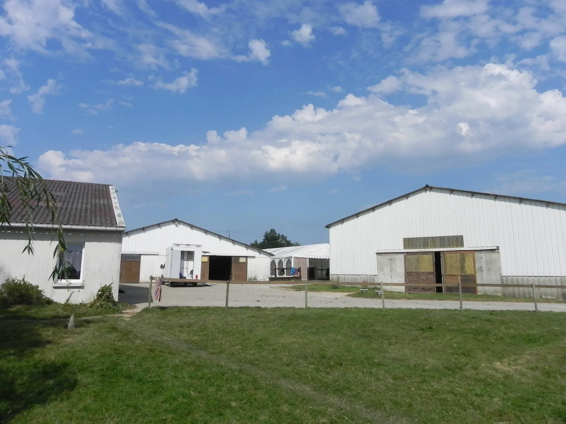 A vendre Structure Equestre moderne idéale pour de l'élevage ou de l'entraînement, grâce à ses installations et sa parcelle de 15Ha, au sud de Lisieux 14100, dans le Pays d'Auge.