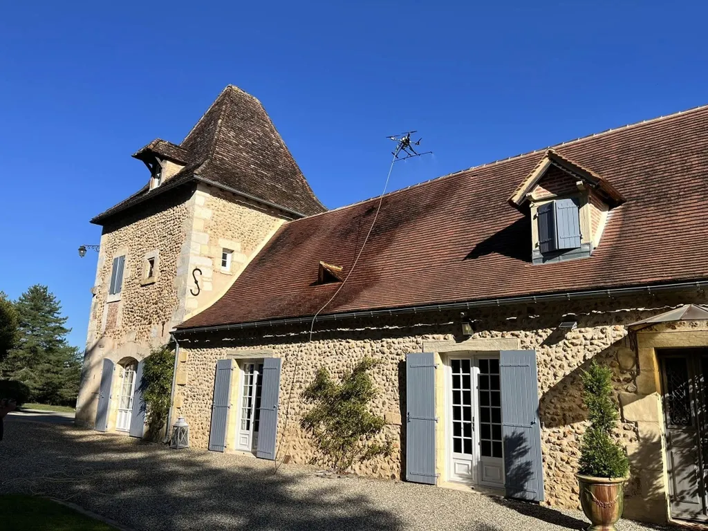 Nettoyage de toiture par drone dans le Lot-et-Garonne (47) avec Servi drones, une approche sécurisée & économique