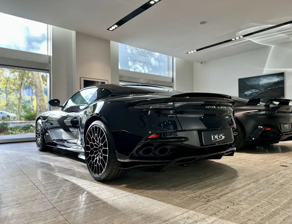 EMB detailing utilise Le Q² Infinite Base Type 1 qui est la première protection au monde à base de polysilanaze modifiée à la fluorine à Lyon