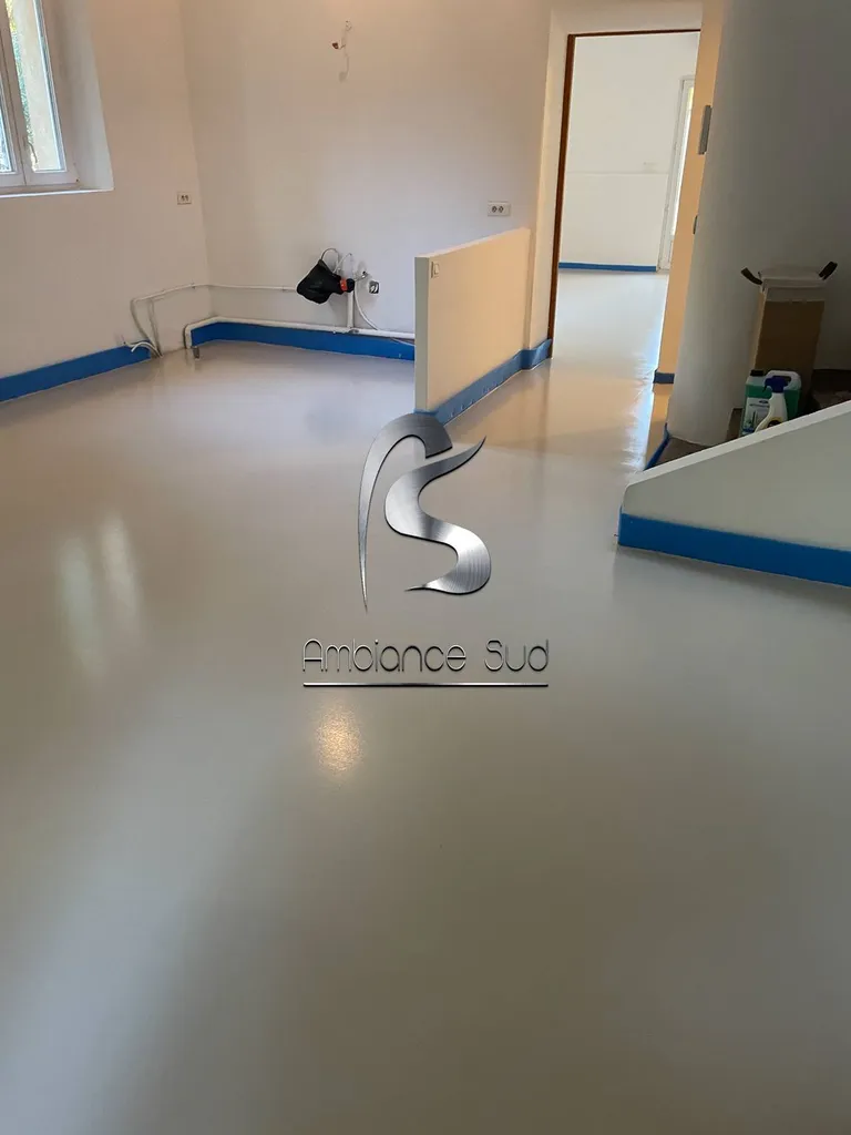 Rénovation en béton ciré coulé du sol d’une maison à Marseille dans les Bouches-du-Rhône 13