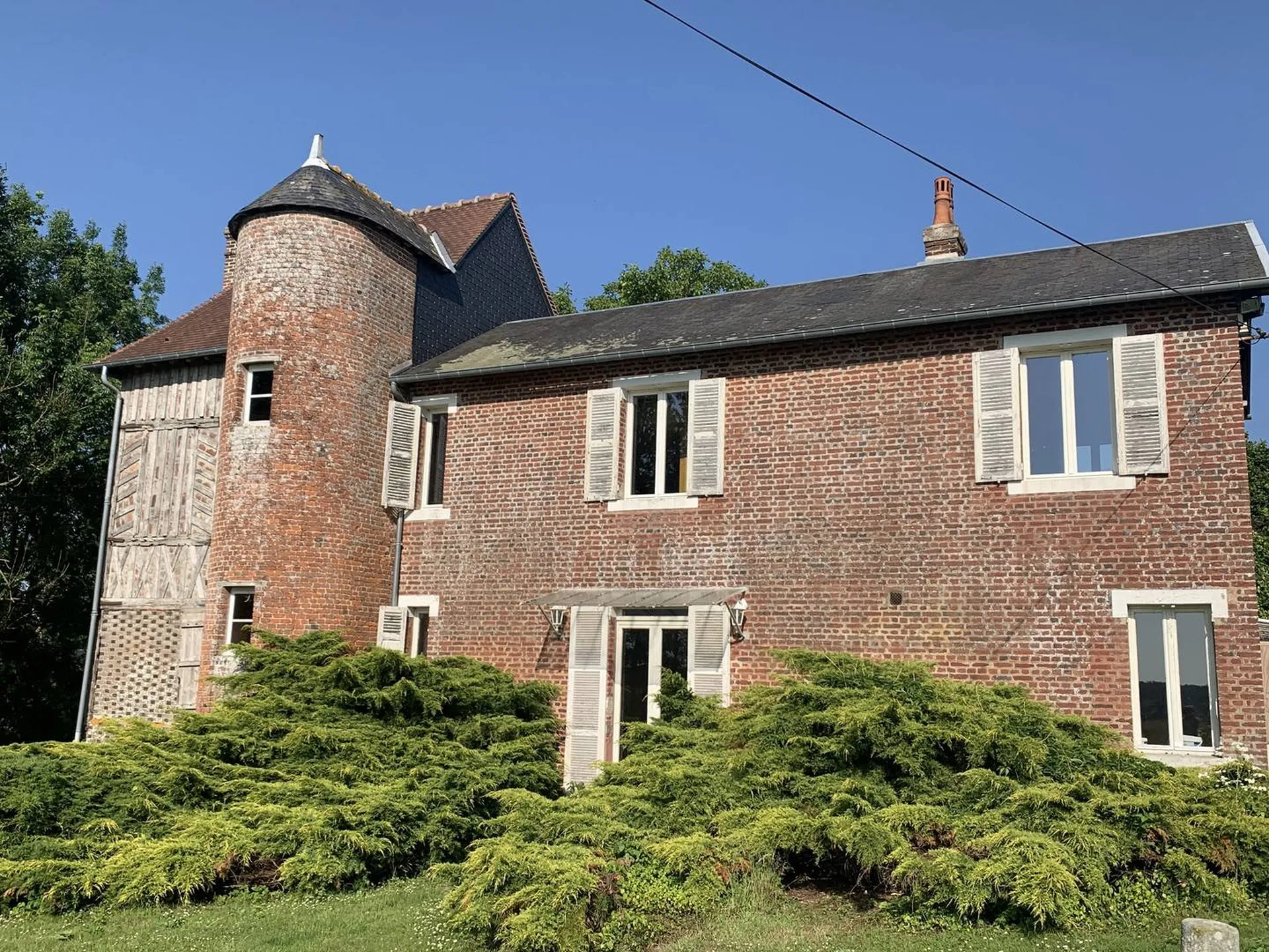 A VISITER - PAYS D'AUGE DU CALVADOS Au sud de LISIEUX 14100 : Corps de ferme normand avec 9 ha 50 a de terrain