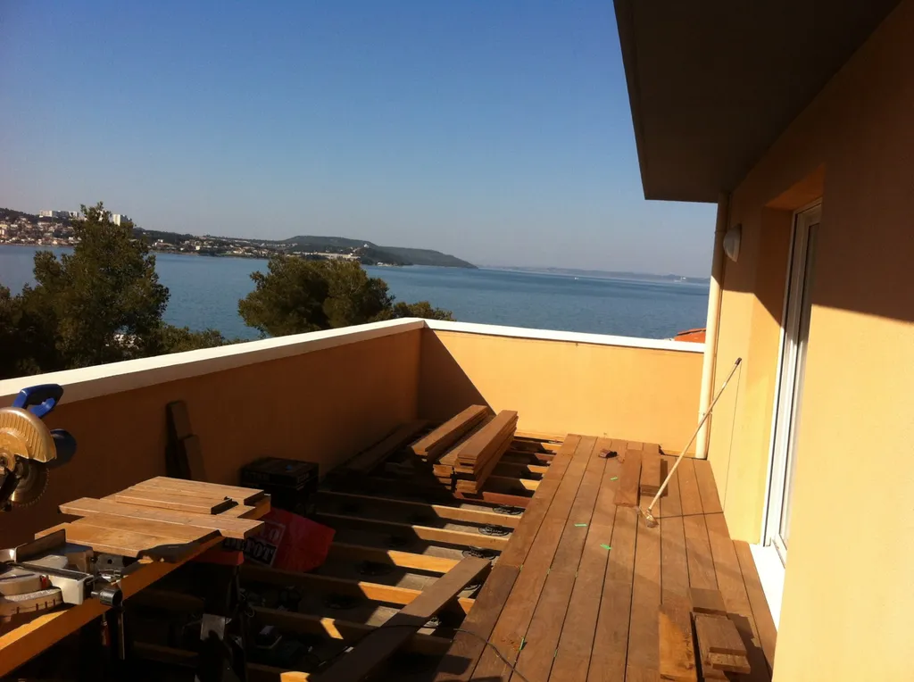 Agencement d'une terrasse en bois exotique Ipe à Martigues
