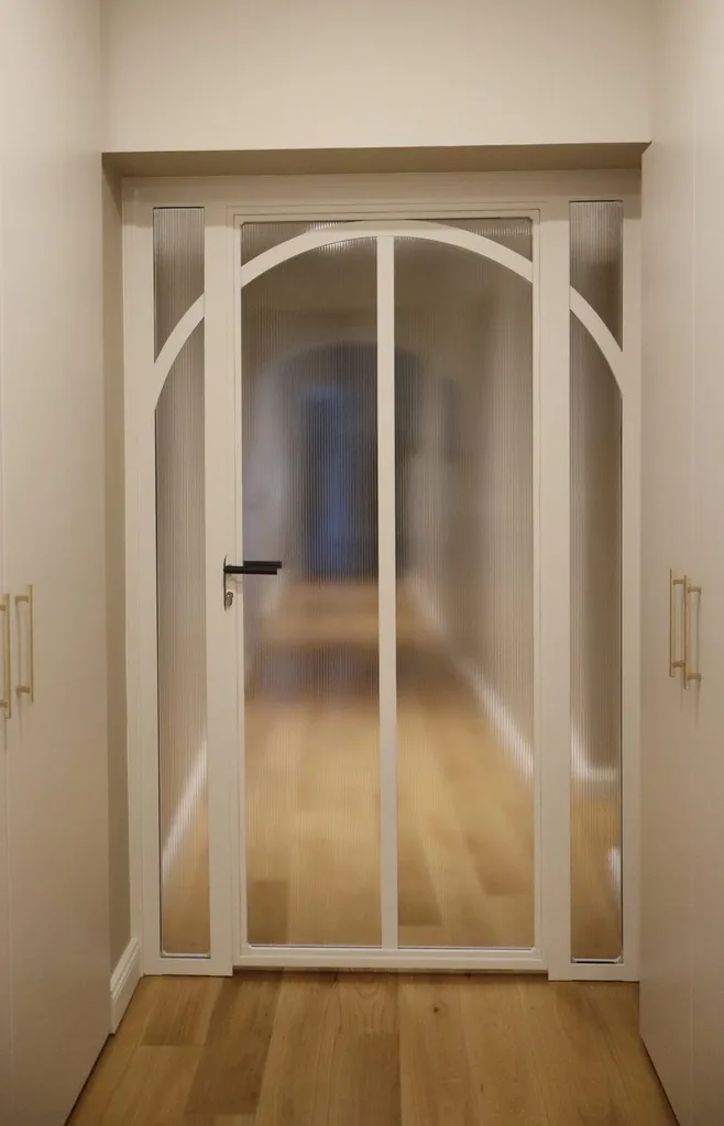 Verrière beige sur mesure à Montélimar dans la Drôme, avec un verre flûté pour une élégance intemporelle