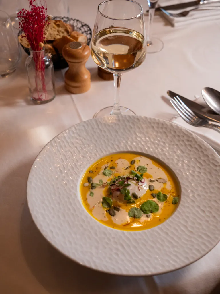 Velouté de potimarron, œuf bio parfait , émulsion noisette