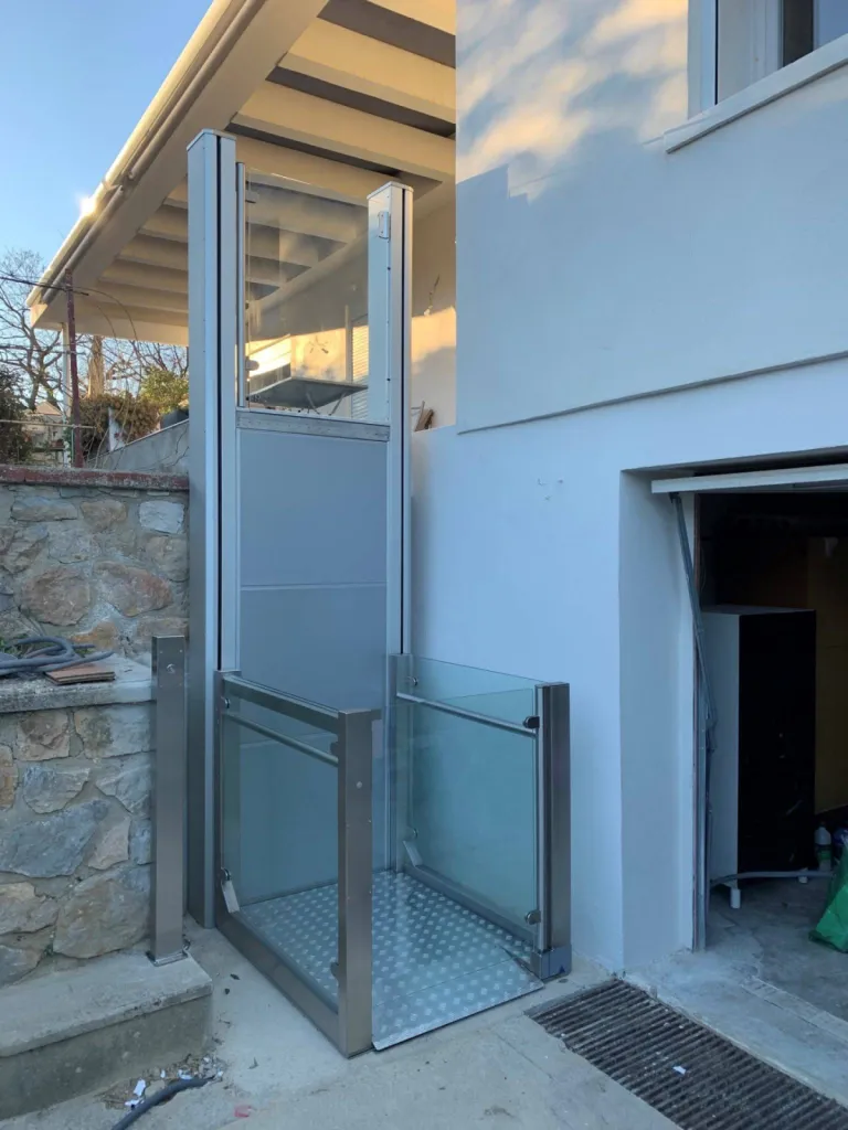 Les dimensions de la plateforme verticale Barduva RB 150 en extérieur ont été adaptées à son evironnement à Carnoux près de Marseille