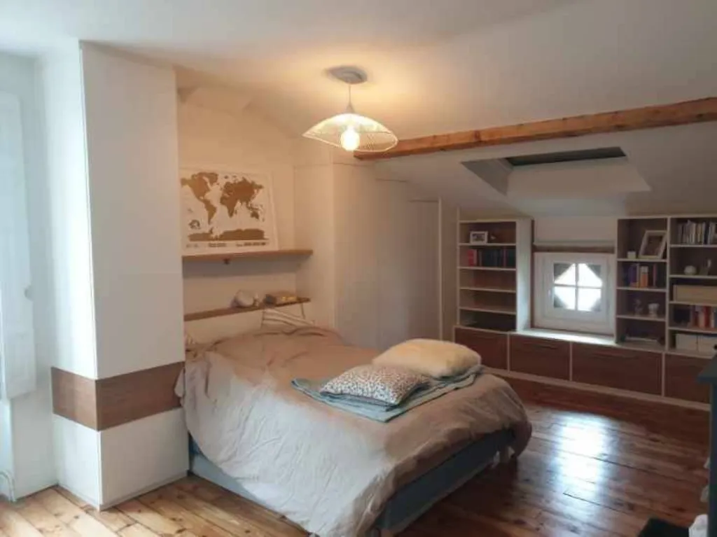 aménagement placards sur mesure sous pente et bibliothèque à Toulouse