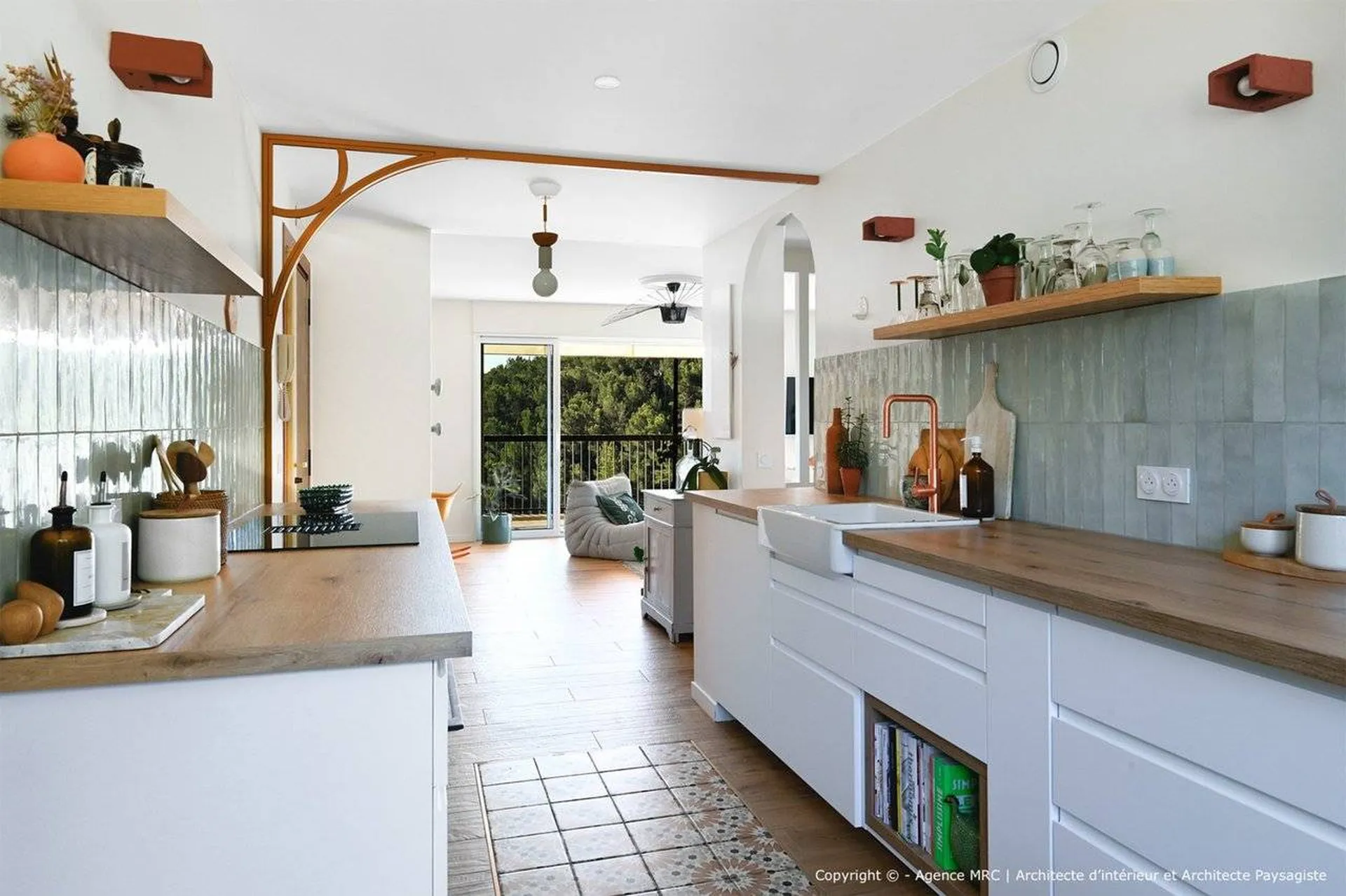 architecte intérieur marseille : palette naturelle et des matériaux authentiques pour une cuisine haut de gamme contemporaine