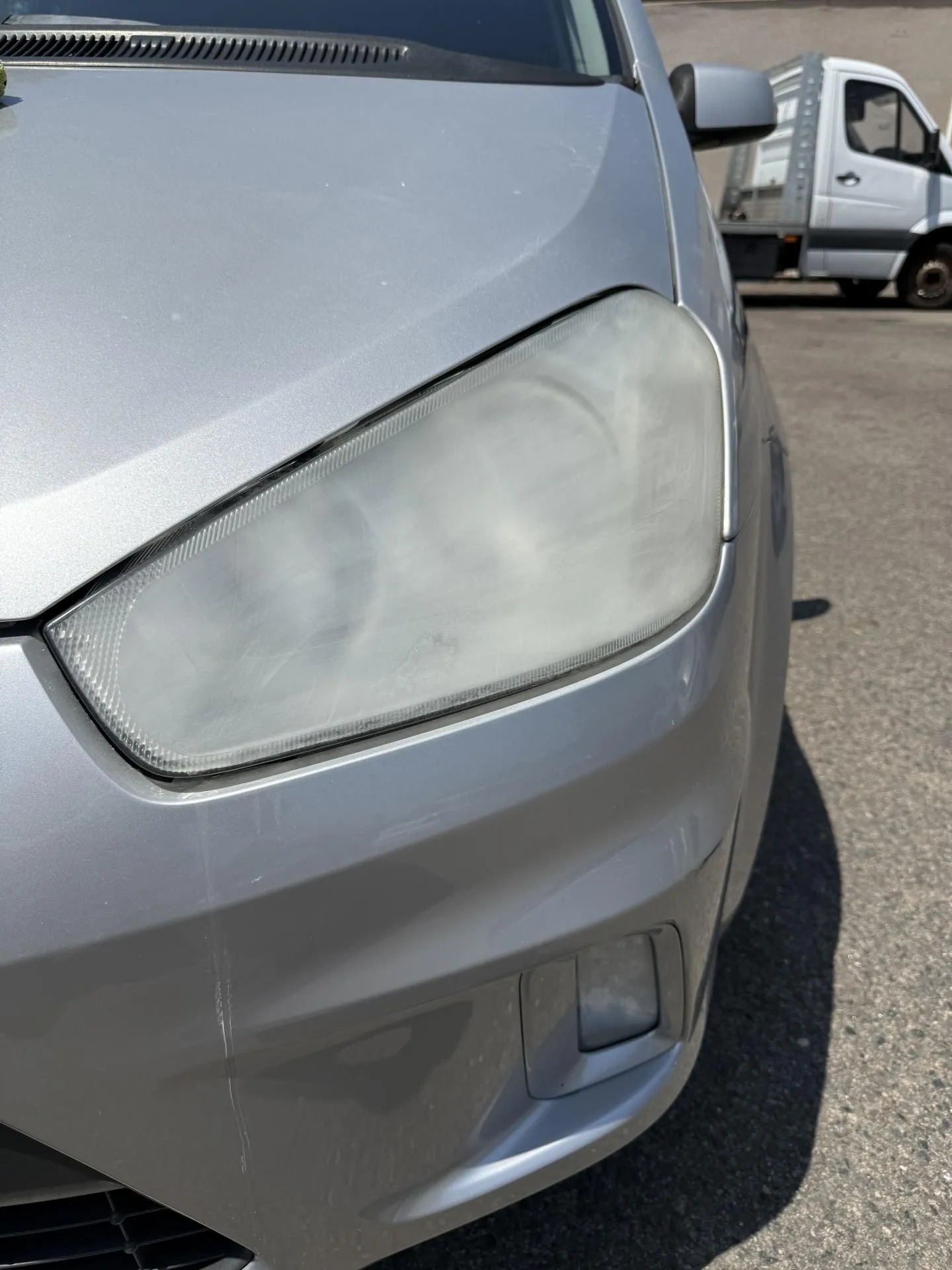 Rénovation de phares à La Talaudière pour retrouver la transparence et l'éclat