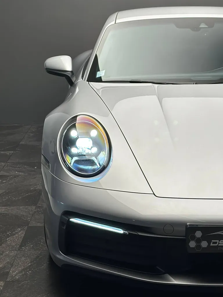 Lustrage brillance sur une Porsche 992 Carrera S à notre atelier proche du Mans (72)