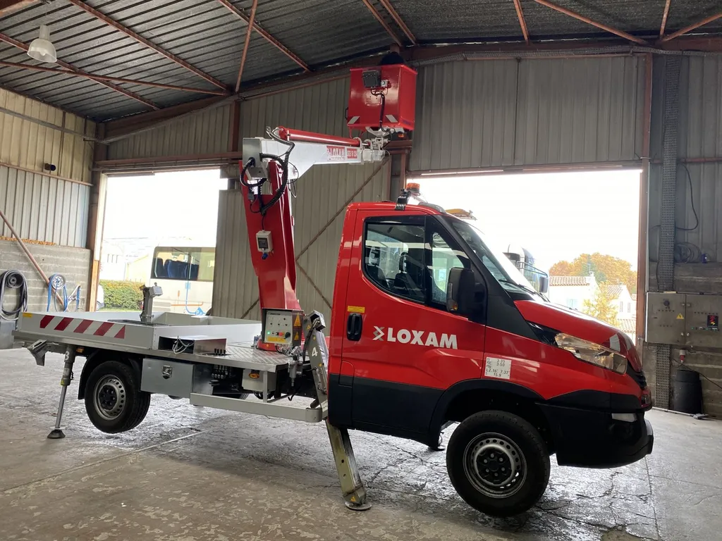 Mise en place de pic anti pigeon sur le site de Trets Transport sur la commune de Trets dans les Bouches du Rhones