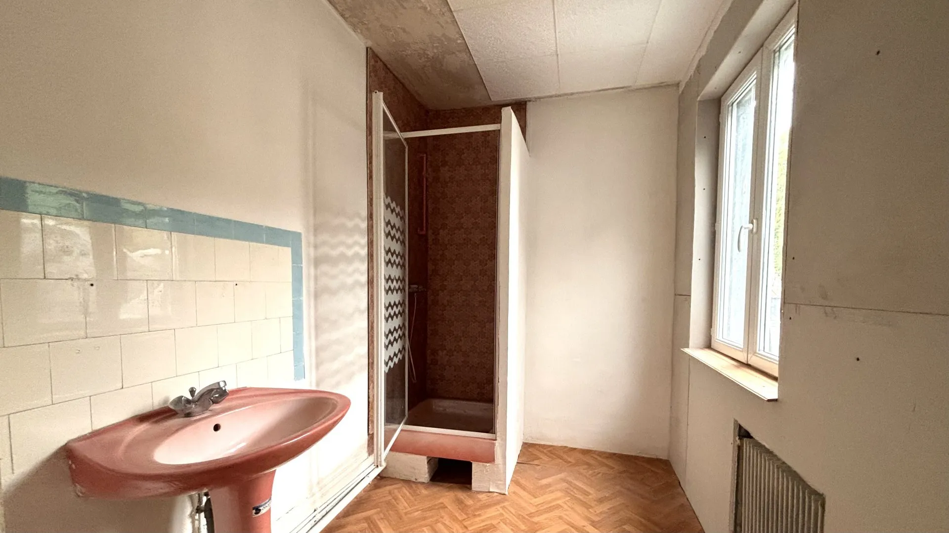 Immeuble en briques avec 6 niveaux, idéalement situé au cœur du centre-ville du Tréport, à rénover, Normandie (76).