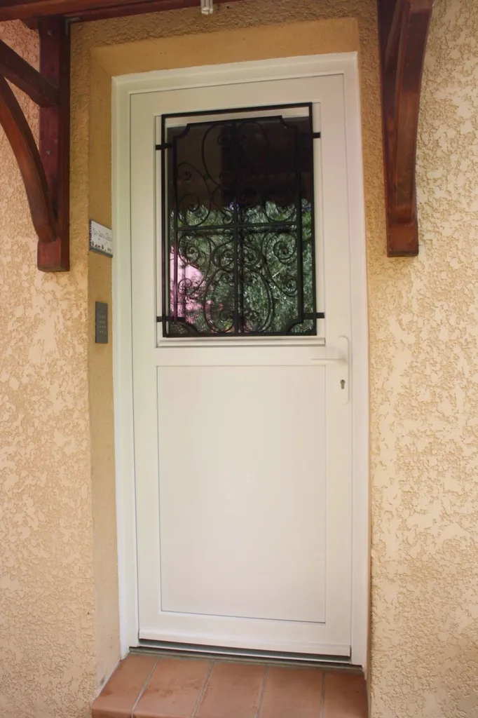 porte d'entrée vitrée en PVC à BOUC BEL AIR