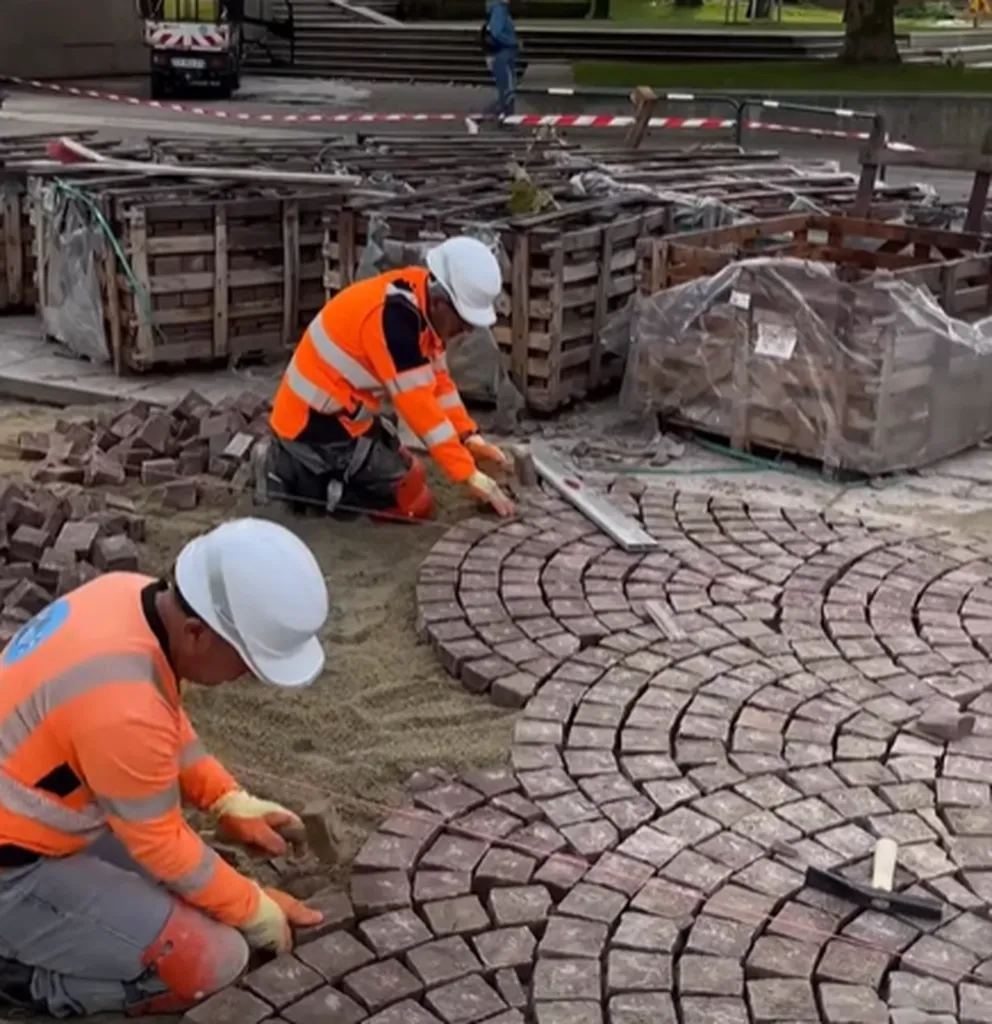 Pose artisanale de pavés en éventail