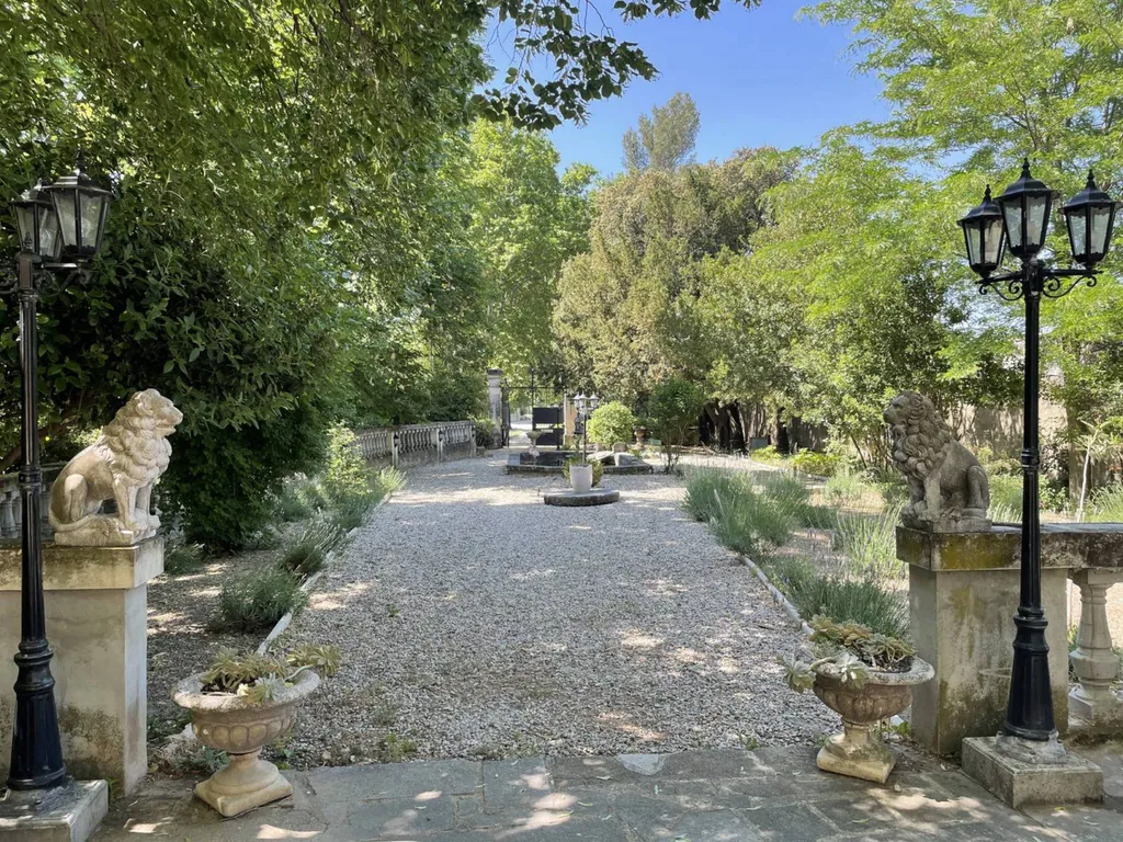 château 19ème siècle avec pleine vue sur les Dentelles de Montmirail   