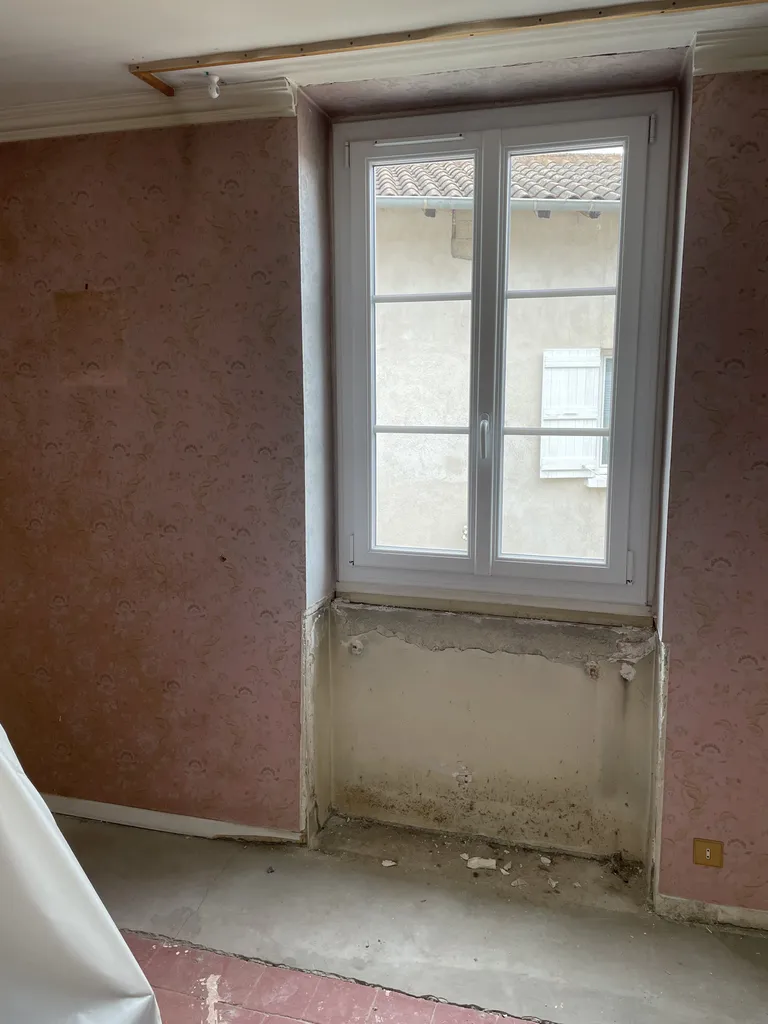 Mur intérieur avant travaux d’isolation thermique intérieure à Neuville-sur-Saône