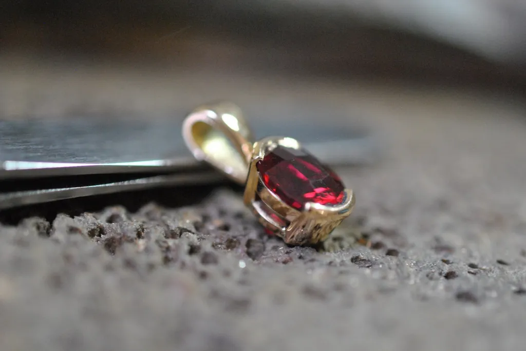 Création d'un pendentif or jaune avec rubis à Bordeaux