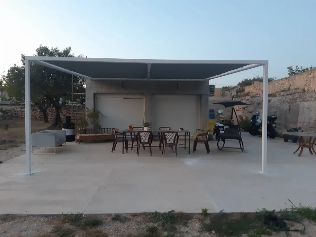 FABRICATION ET POSE PERGOLA MODERNE EN ACIER SUR MESURE AVEC PEINTURE THERMO LAQUEE ET BACHE MICRO PERFOREE CARRY LE ROUET