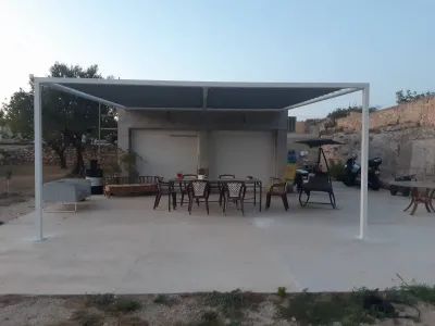 FABRICATION ET POSE PERGOLA MODERNE EN ACIER SUR MESURE AVEC PEINTURE THERMO LAQUEE ET BACHE MICRO PERFOREE CARRY LE ROUET