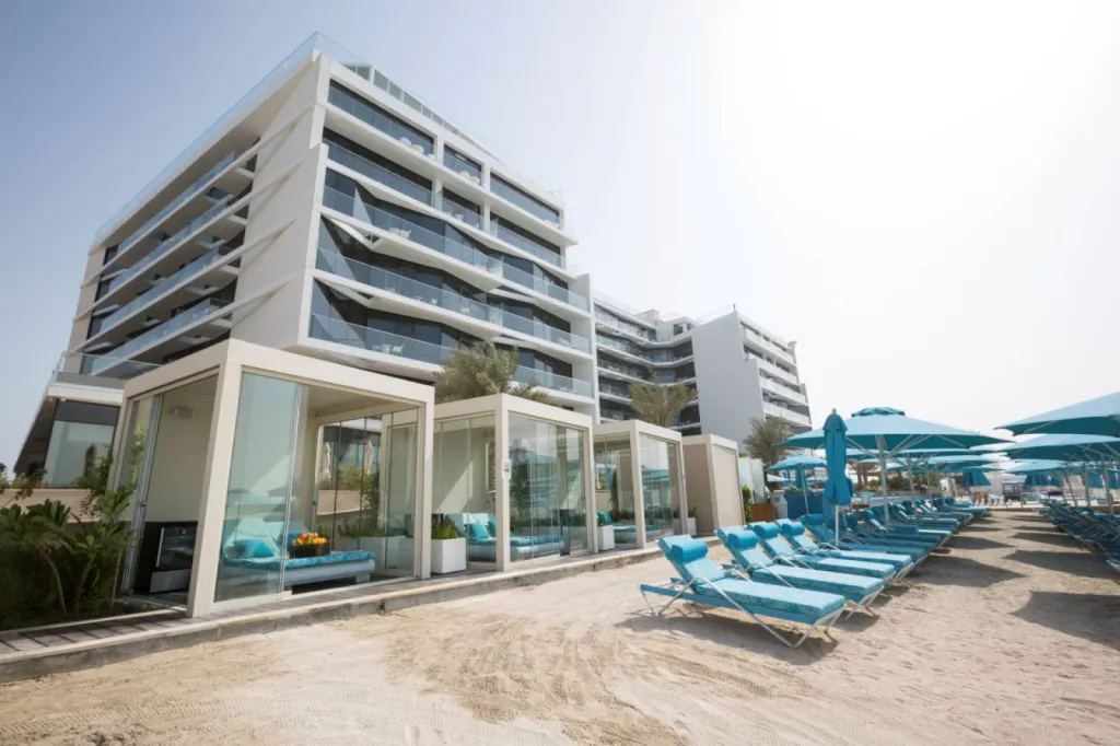 Pose de pergolas bioclimatiques sur plage
