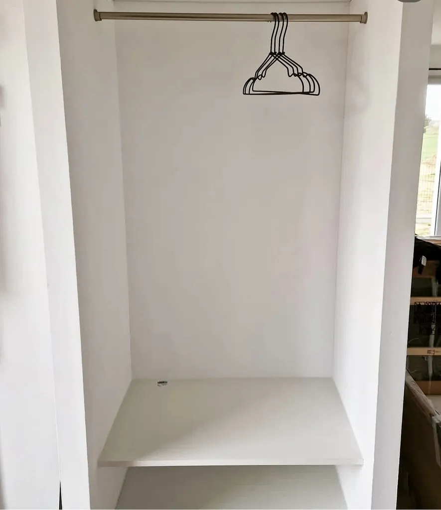 Placard sur mesure en mélaminé blanc à Pugnac. Un aménagement fonctionnel et élégant pour chaque espace.