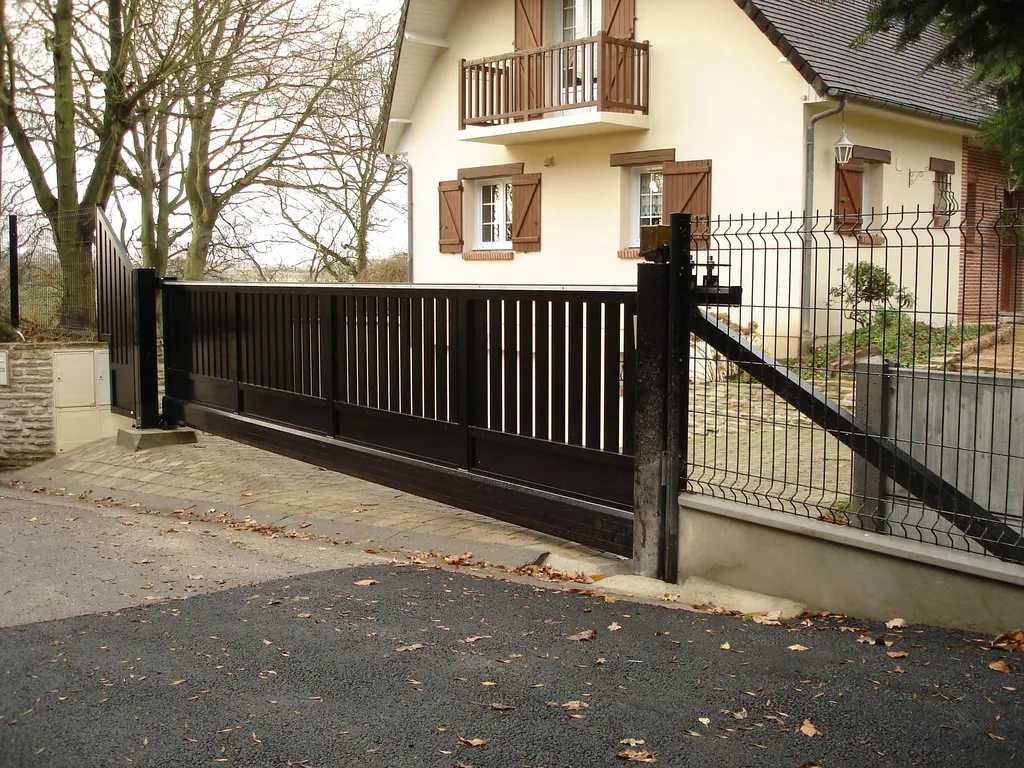 Installation de Portail Coulissant Autoportant Motorisé Design, Modèle Aluminium Sur-Mesure à Beuzeville dans l'Eure 27 et Pont-Audemer